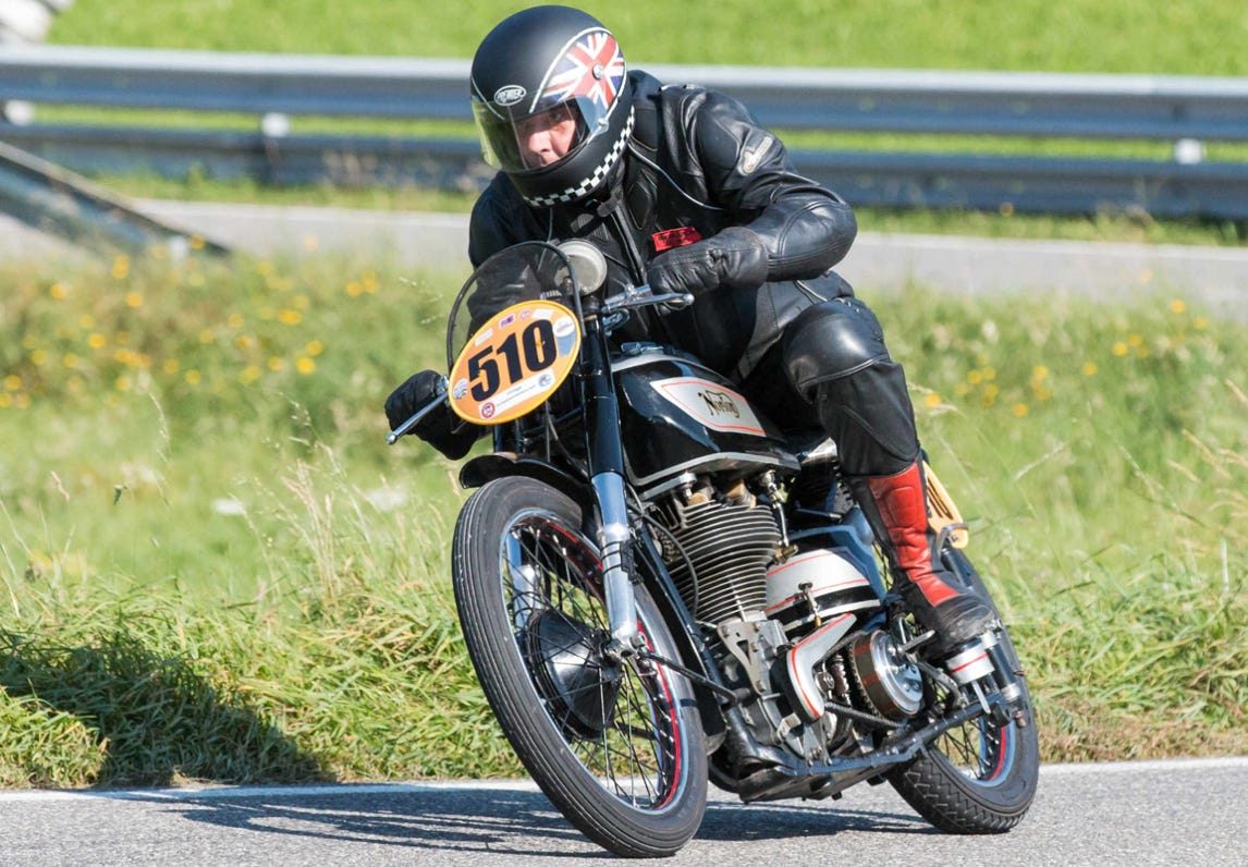 Martin Jakob auf seiner Norton Manx 500 Gardengate